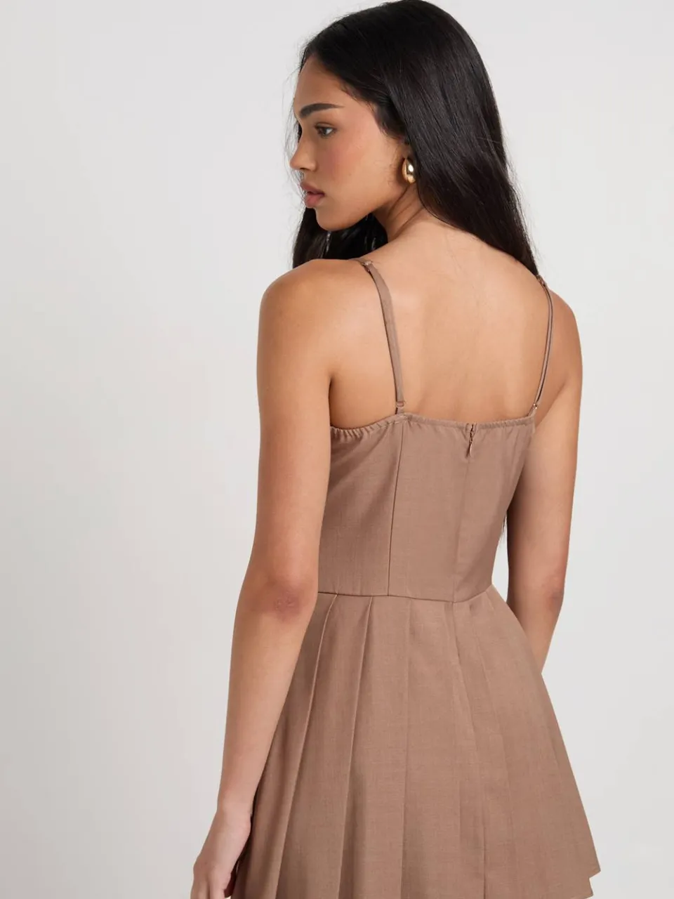 boohoo Dames Getailleerde Mini Jurk met PlooiDetail taupe, foto 2