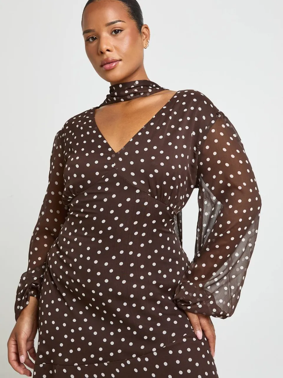 boohoo Dames Plus Polkadot Sjaal Maxi Jurk Met Rechte Snit chocoladebruin, foto 4