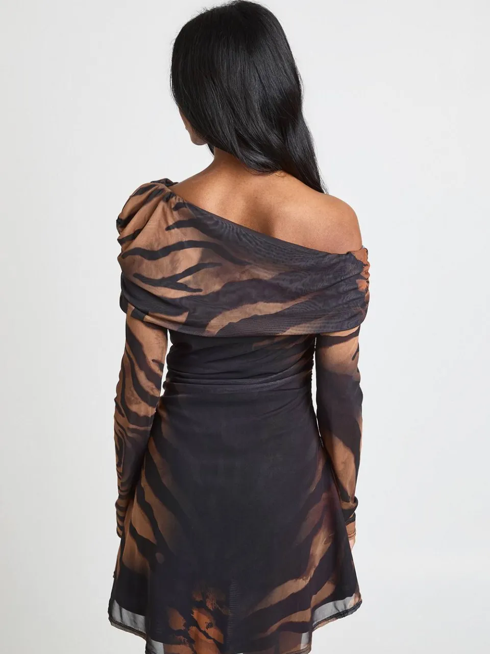 boohoo Dames Eenschouder Tonale Dierenprint Mini Jurk zwart, foto 2