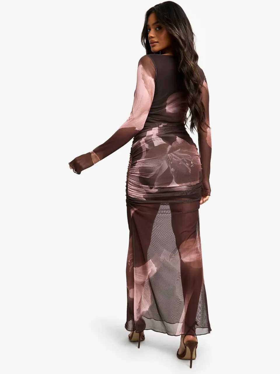 boohoo Dames Bloemige geruichede mesh maxi-jurk chocoladebruin, foto 2