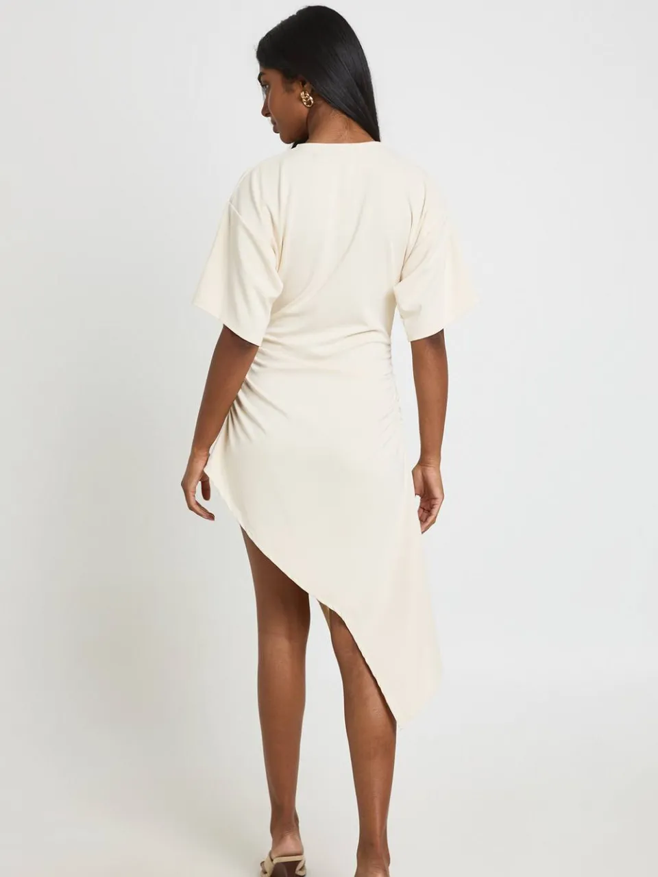 boohoo Dames T-shirt Jurk Met Ronde Hals, Schoudervulling En Gedrapeerd Detail crème, foto 2
