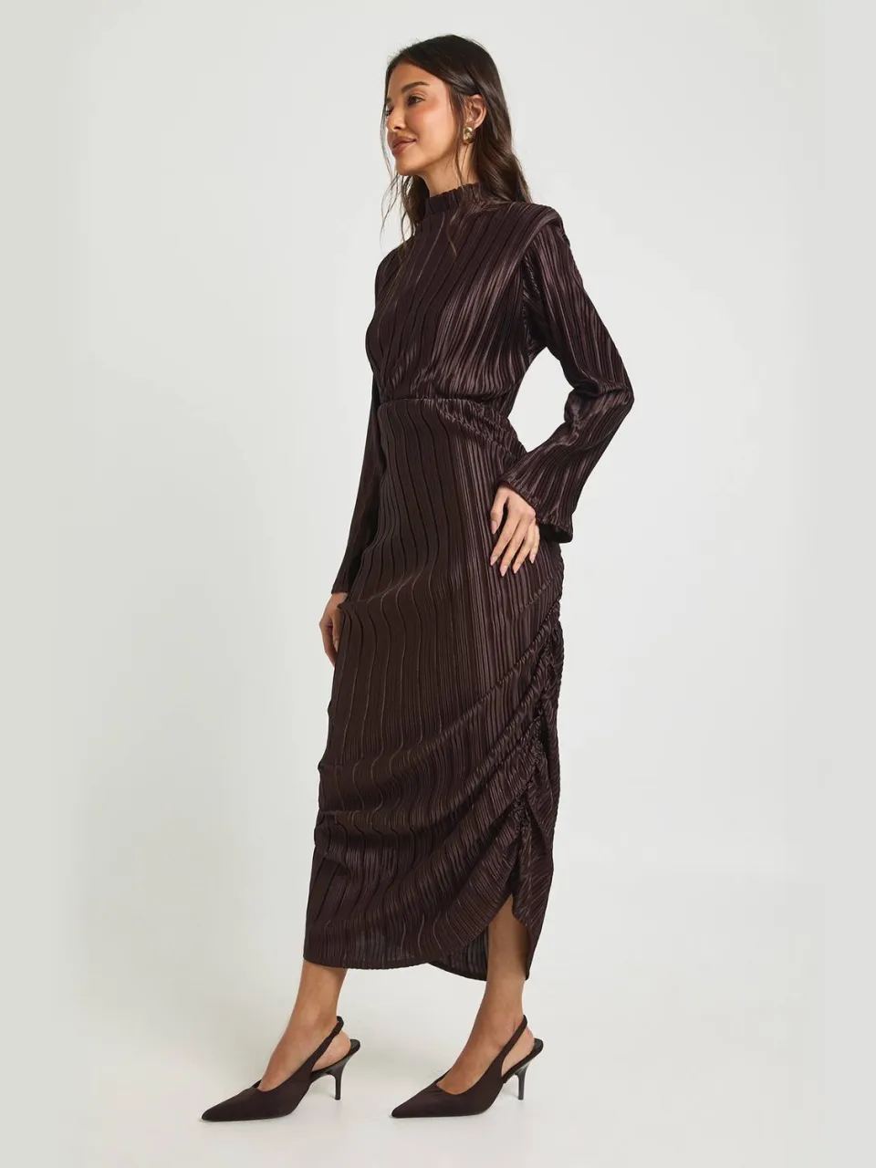 boohoo Dames Hoge Hals Plisse Midi Bodycon Jurk chocoladebruin, foto 3