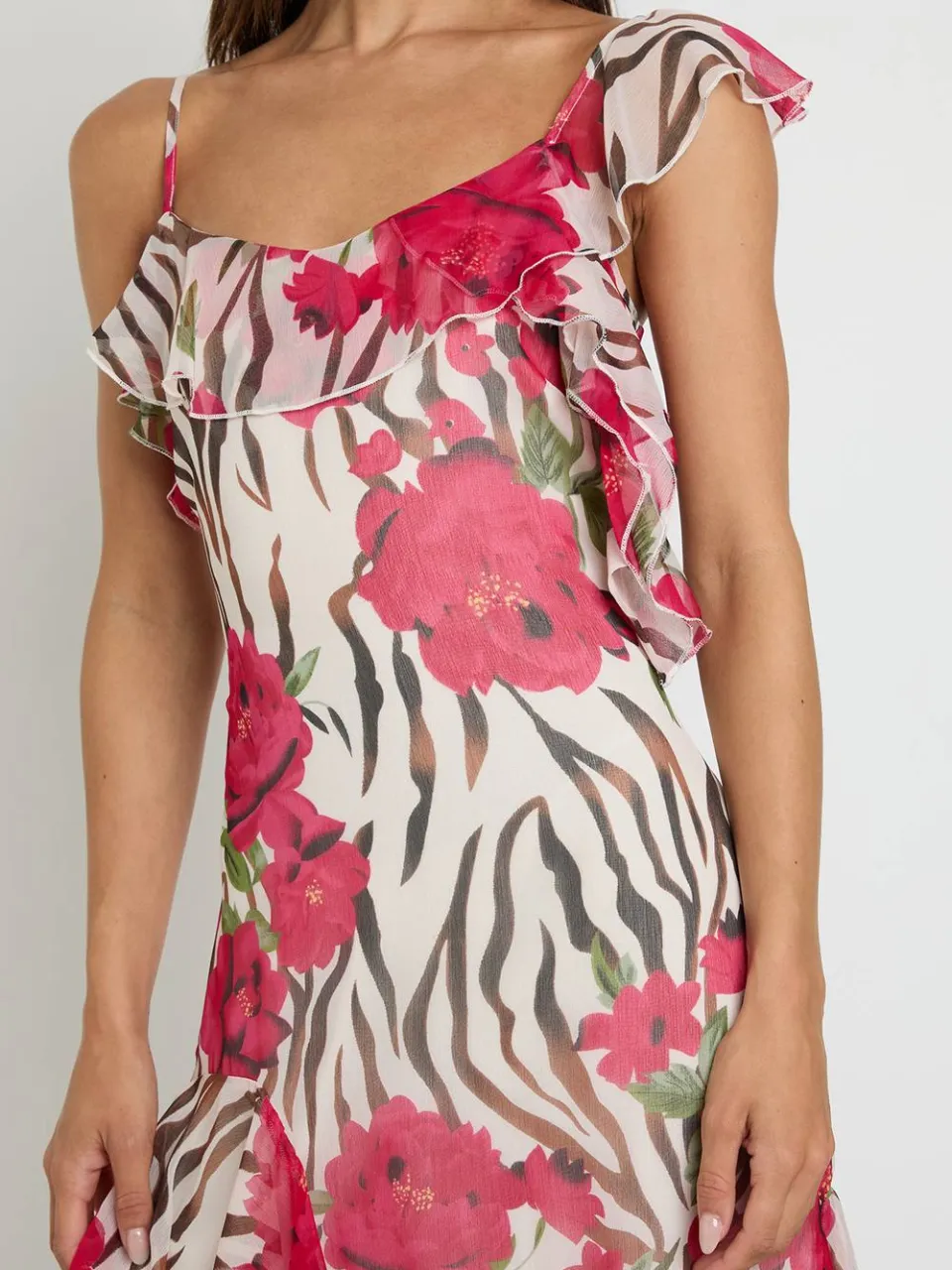 boohoo Dames Lange Chiffon Midi-jurk Met Ruches En Asymmetrisch Bloemendessin zwart, foto 4