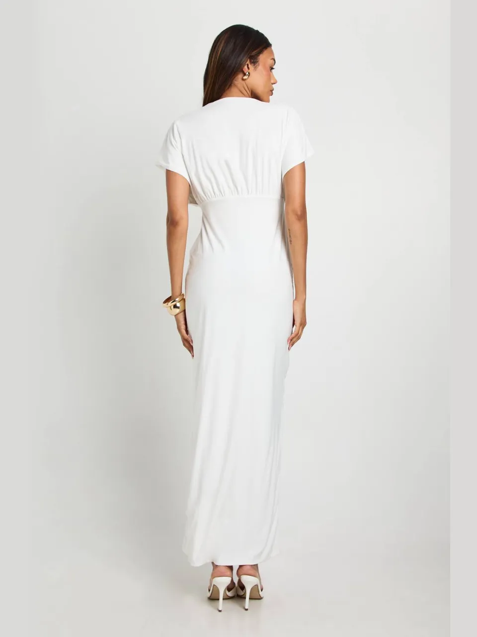 boohoo Dames Zwangerschapsjurk met dubbele laag, geraffeld, diepe V-hals en batwing-stijl maxi-jurk crème, foto 2