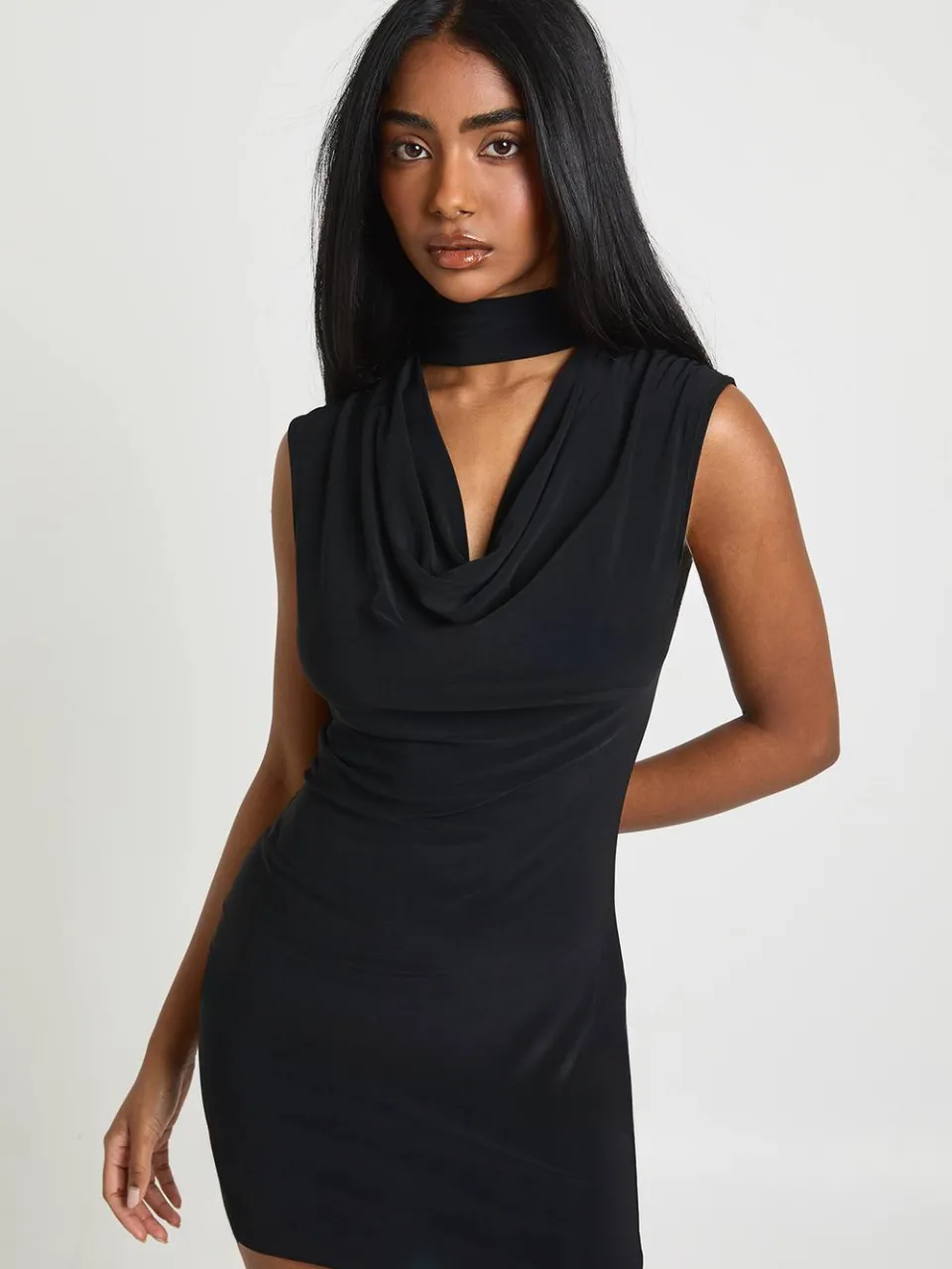 boohoo Dames Slinky Diep Uitgesneden Mini Jurk met Sjaal Detail zwart, foto 3