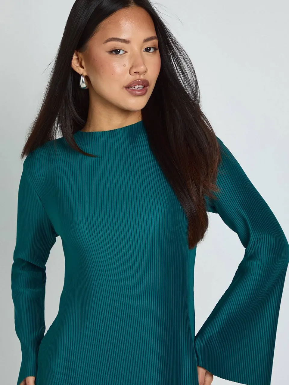 boohoo Dames Kleine Plisse Mini-jurk met uitlopende mouwen groenblauw, foto 4