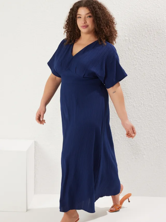 Trendyol Curve Dames Donkerblauw Bloemen Maxi Kort Casual A-lijn Grote maten Jurk Marineblauw/Blauw