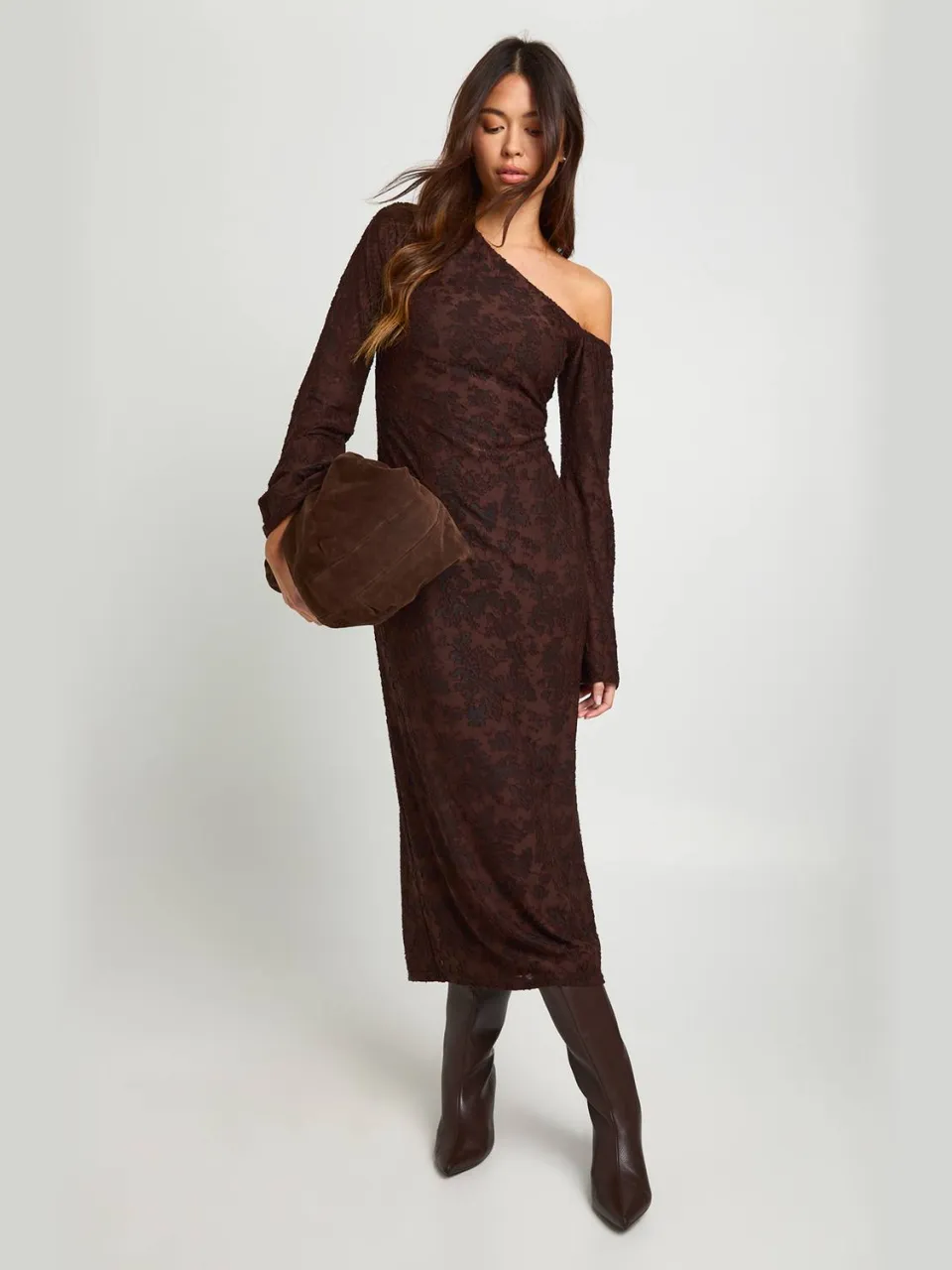 boohoo Dames Burnout Bloemen Asymmetrische Lange Mouw Midaxi Jurk chocoladebruin, foto 3