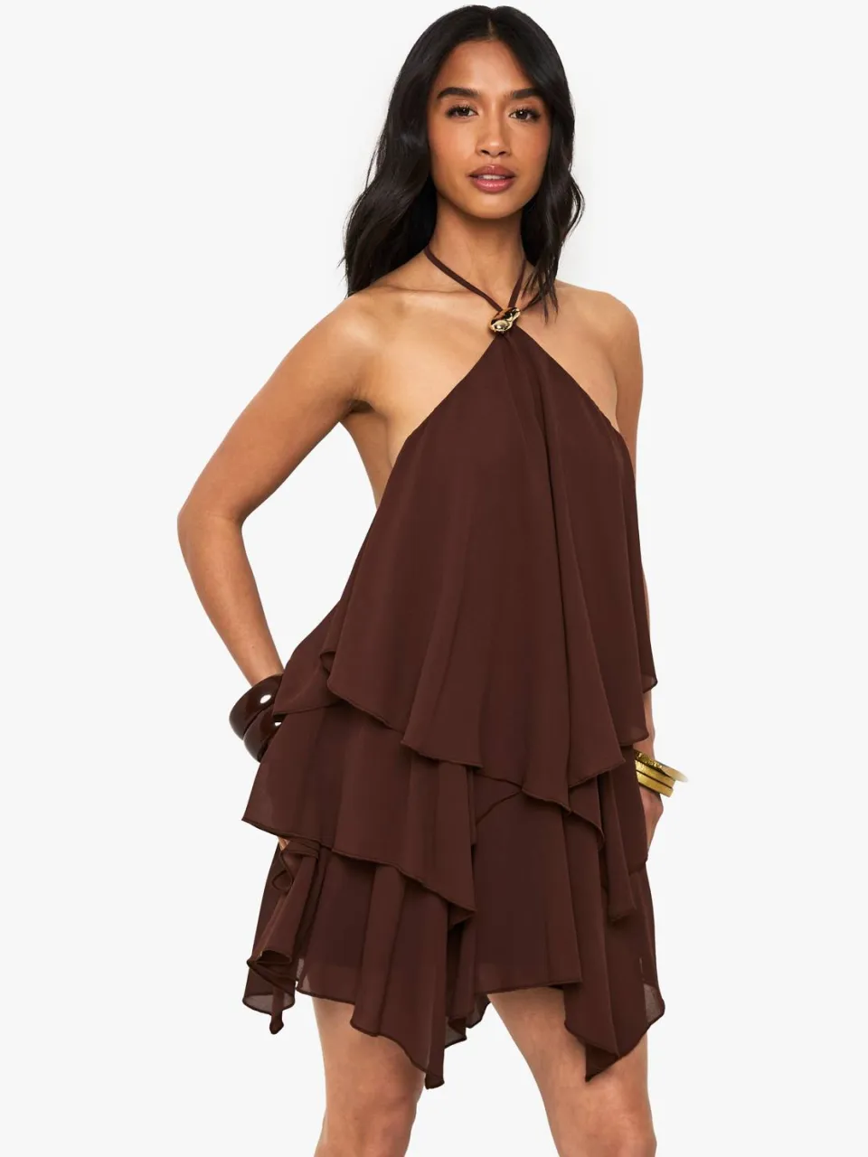 boohoo Dames Petite halterneck mini-jurk met gouden afwerking en gelaagde rok, foto 3