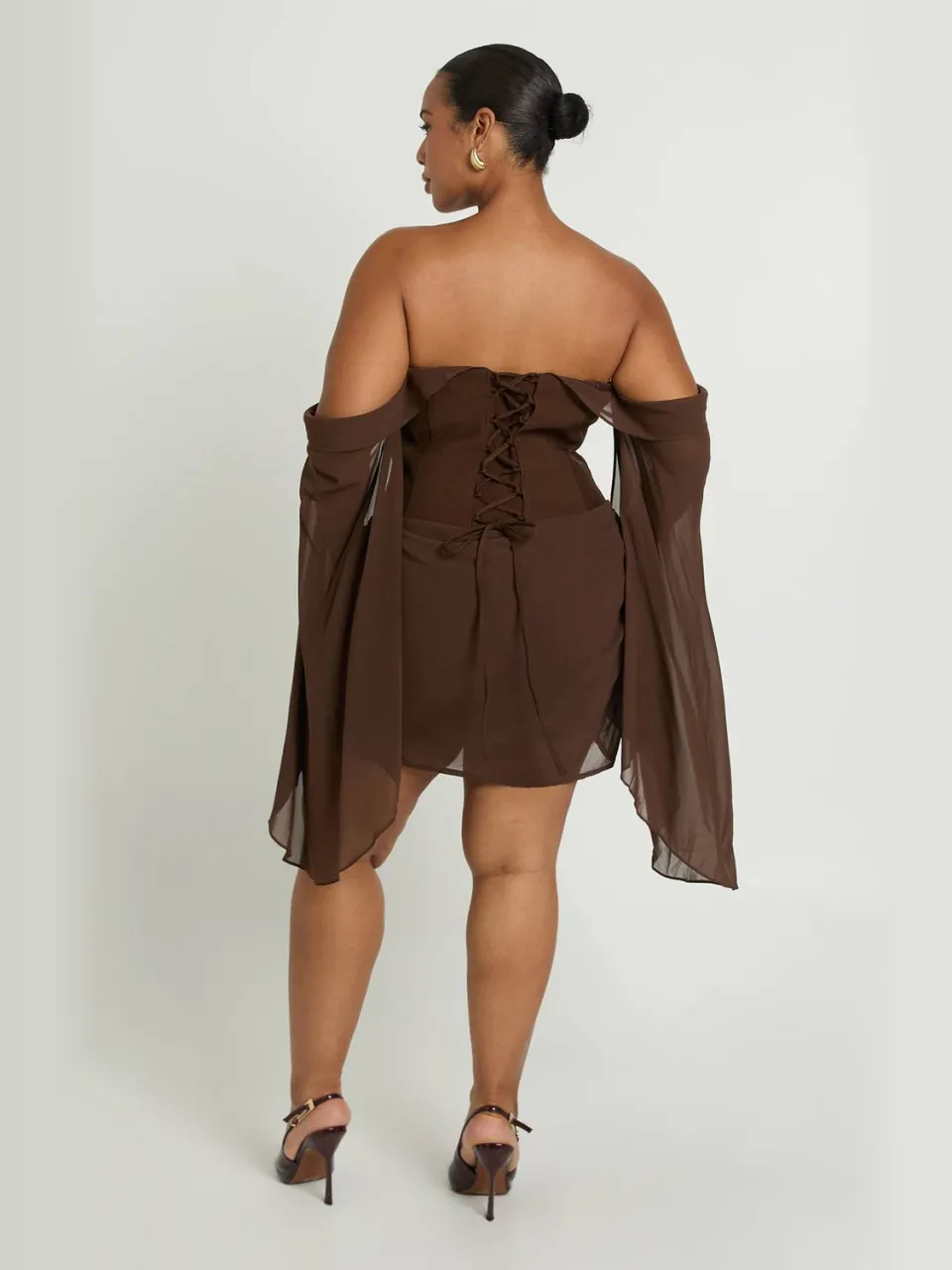 boohoo Dames Plus Bardot Uitlopende Mouw Gedrapeerde Rok Corset Mini Jurk chocoladebruin, foto 3