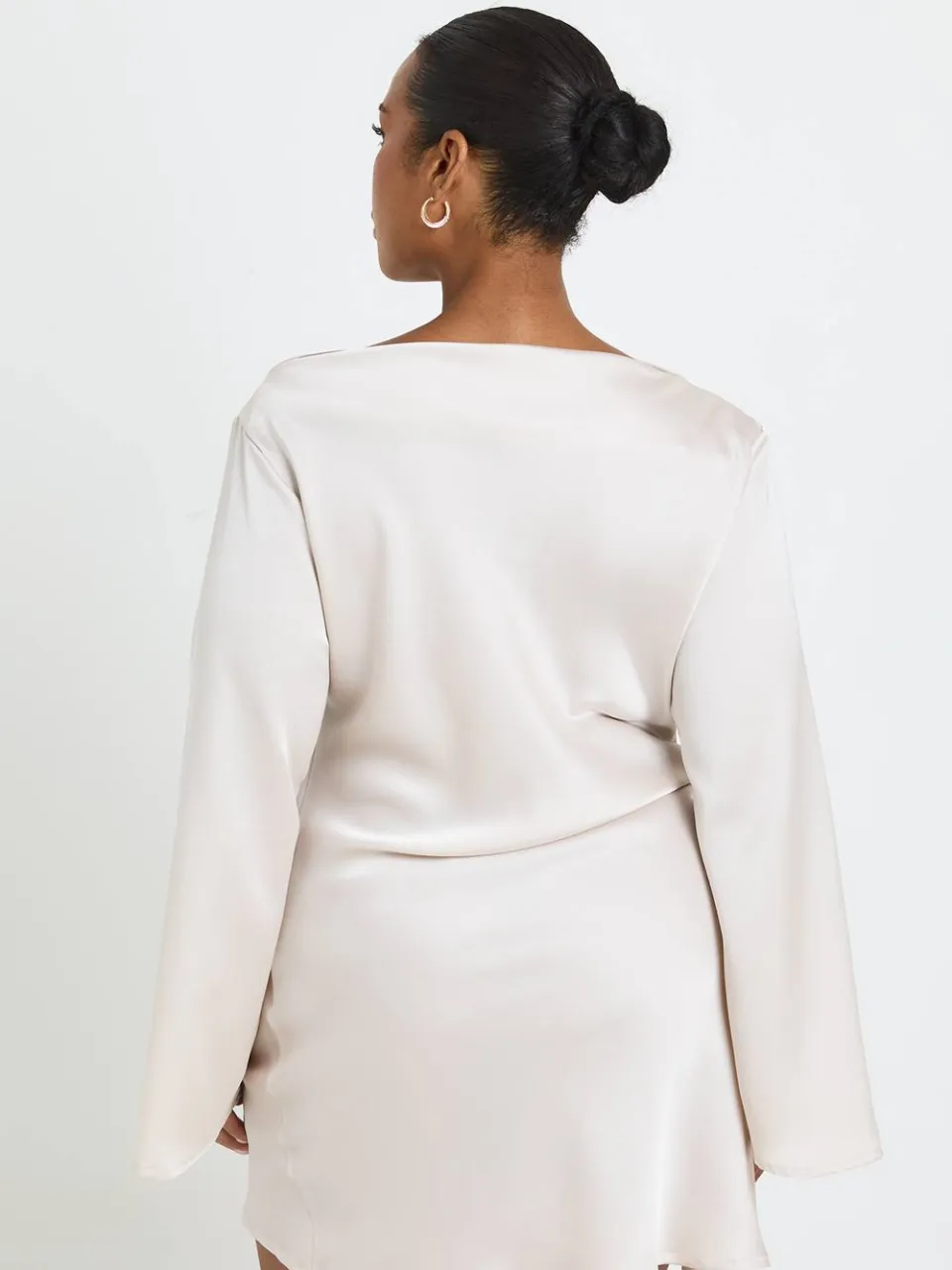 boohoo Dames Plus Satijnen Asymmetrische Halslijn Geplooid Shift Jurk ivoor, foto 2