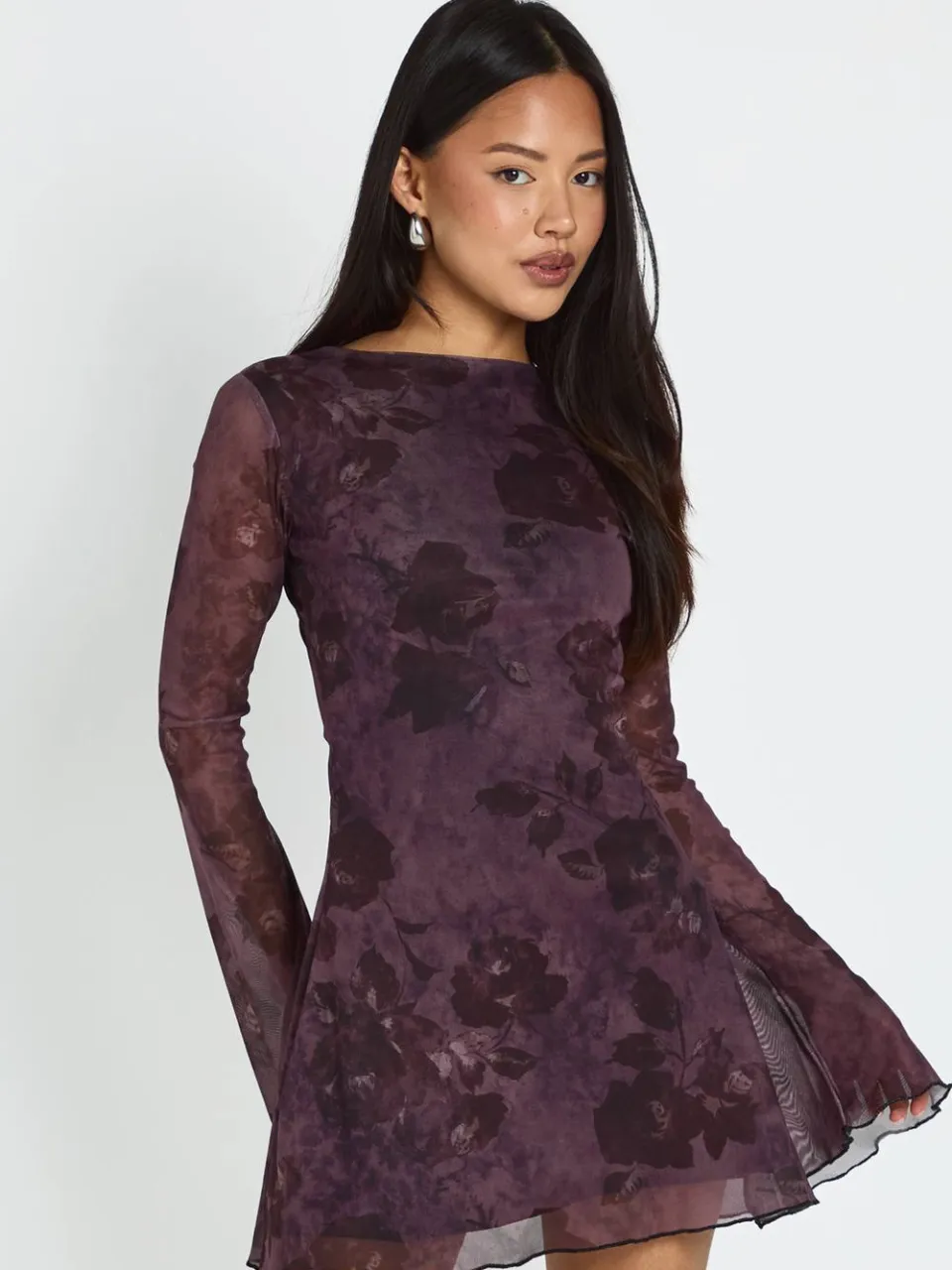 boohoo Dames Petite Bloemige Dierenmix Mesh Jurk met Uitlopende Mouwen pruim, foto 3