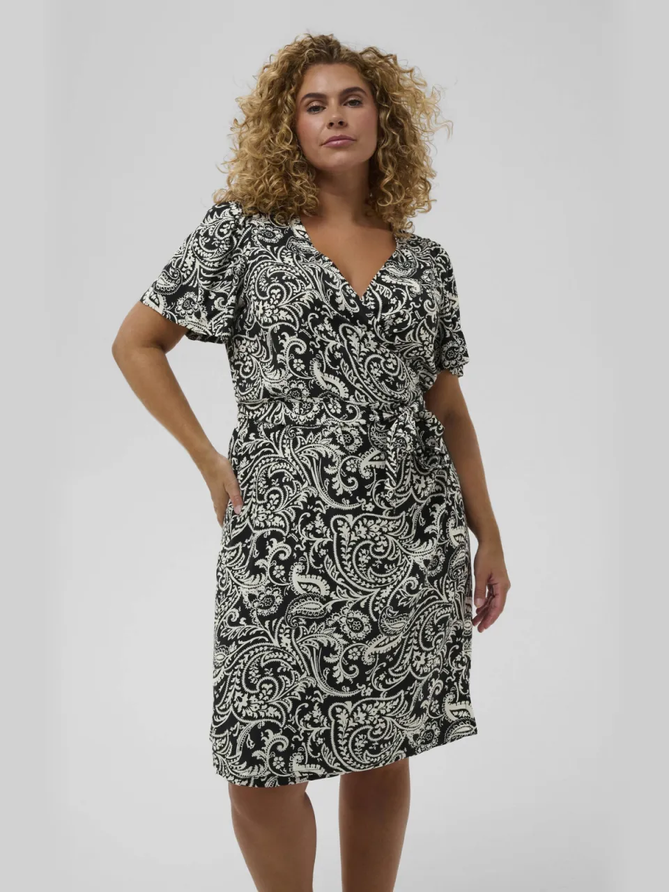 Kaffe Curve wikkel-/overslagjurk met paisley print zwart Zwart/wit