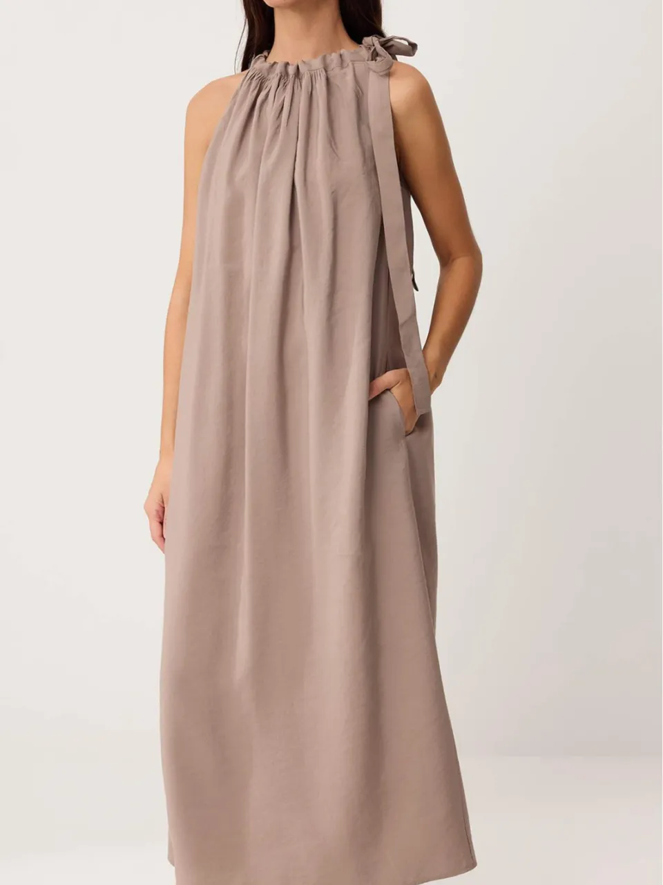 Trendyol TRENDYOLMİLLA Dames Beige Effen Maxi Mouwloos Recht Jurken, foto 2