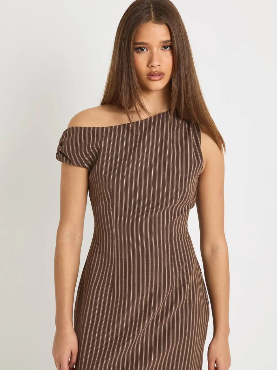 boohoo Dames Fijn gestreepte Off-Shoulder Maatwerk Mini Jurk chocoladebruin, foto 3