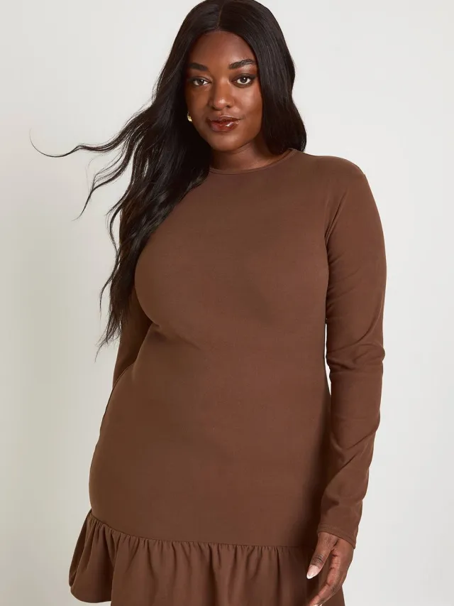 boohoo Dames Plus Superzachte Geribbelde Volantzoom Shiftjurk Chocoladebruin