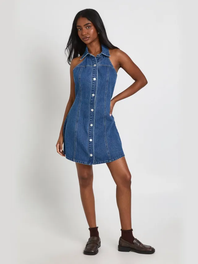 boohoo Dames Halternek Denim Mini-jurk Met Getailleerde Taille En Knoopsluiting Medium Gebleekt