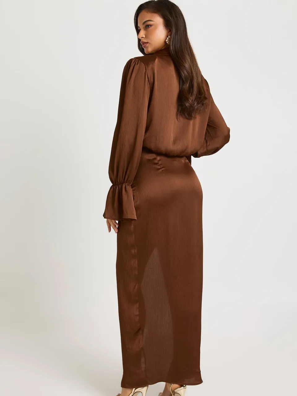 boohoo Dames Satijn Twist Maxi Jurk met split aan de voorkant chocoladebruin, foto 2