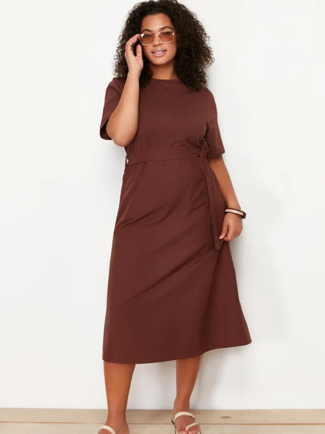 Trendyol Curve Dames Bruin Effen Midi Kort Casual A-lijn Grote maten Jurk