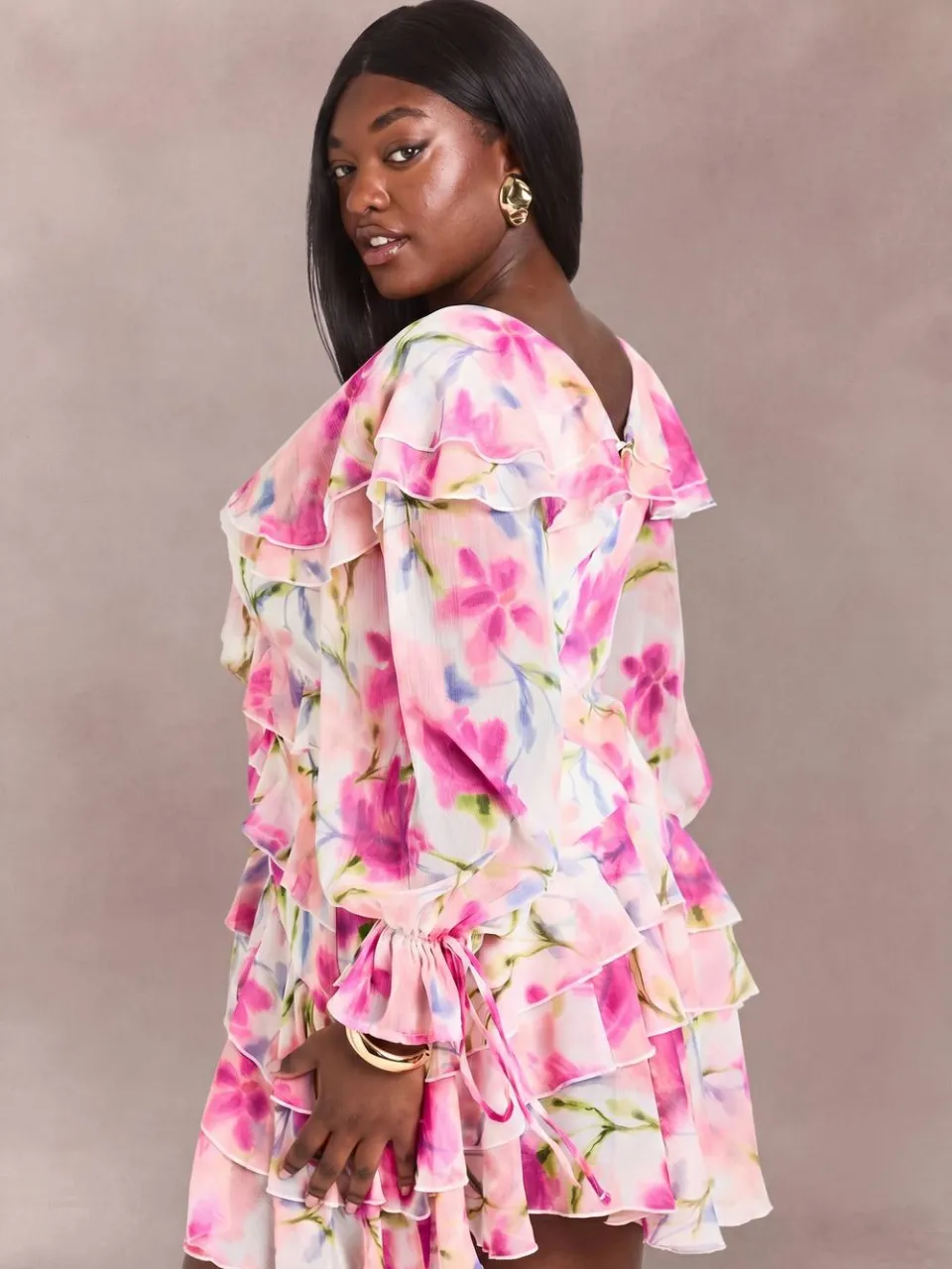 boohoo Dames Plus Bloemen Chiffon Ruches Mini Jurk roze, foto 2