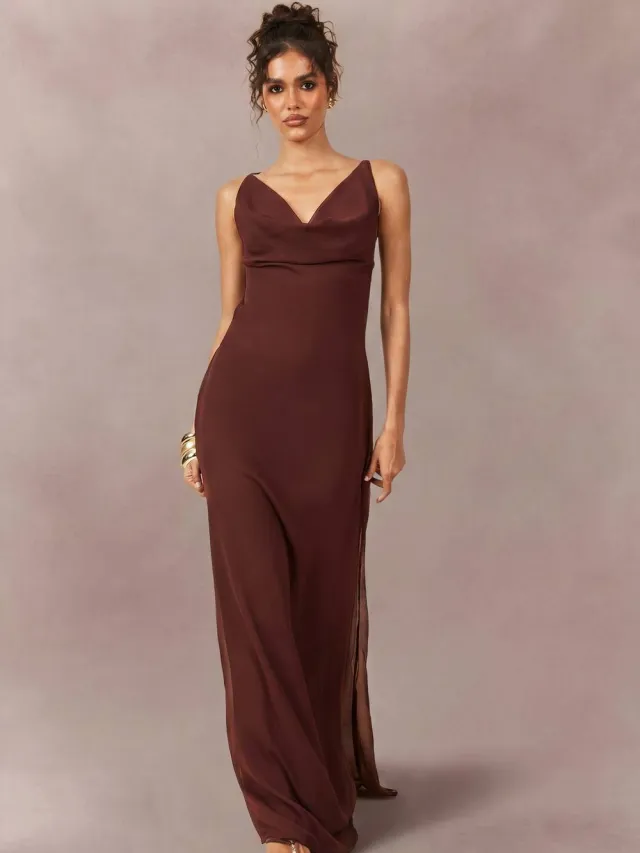 boohoo Dames Toonkleurige Chiffon Maxi Slip Jurk Met Waterval Halslijn Voor En Achter Chocoladebruin