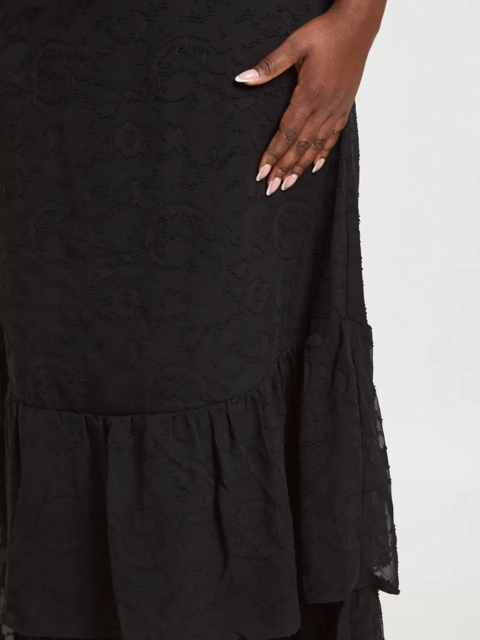 boohoo Dames Plus Maxi Jurk Met Uitgebrand Bloemenpatroon En Ruches Zoom zwart, foto 4