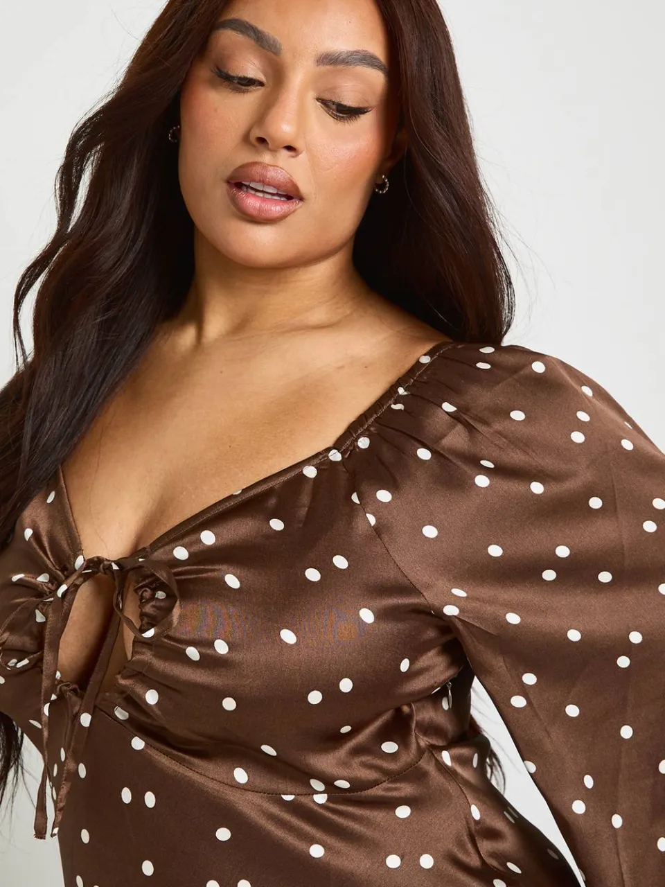 boohoo Dames Plus Polka Dot Volume Mouw Satijn Midaxi Jurk chocoladebruin, foto 3