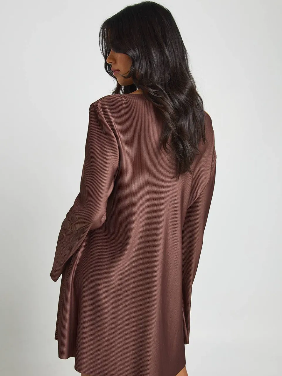 boohoo Dames Plisse Mini-jurk Met Uitlopende Mouwen chocoladebruin, foto 3