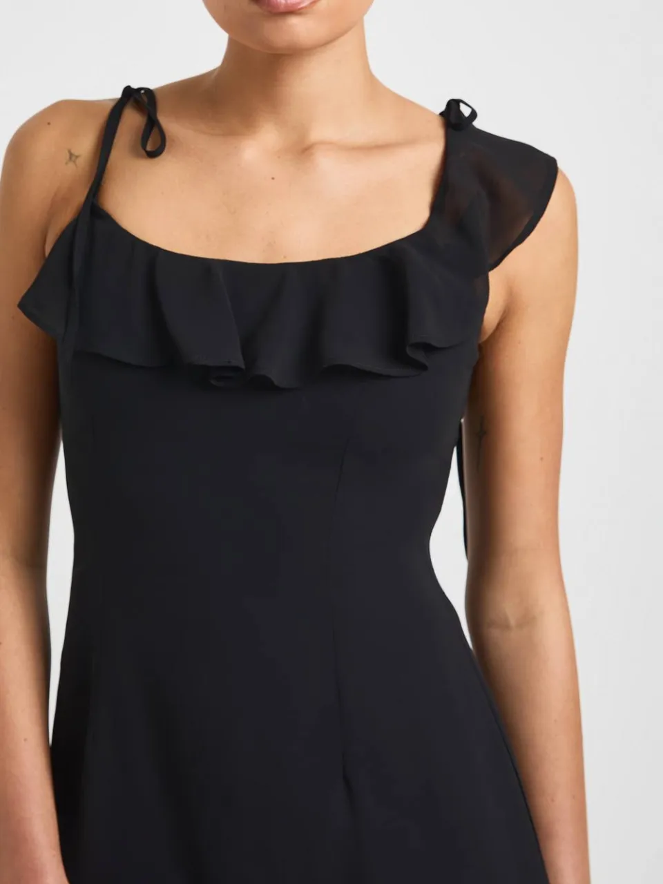 boohoo Dames Chiffon Mini Jurk met Ruche Detail en Asymmetrische Snit zwart, foto 3