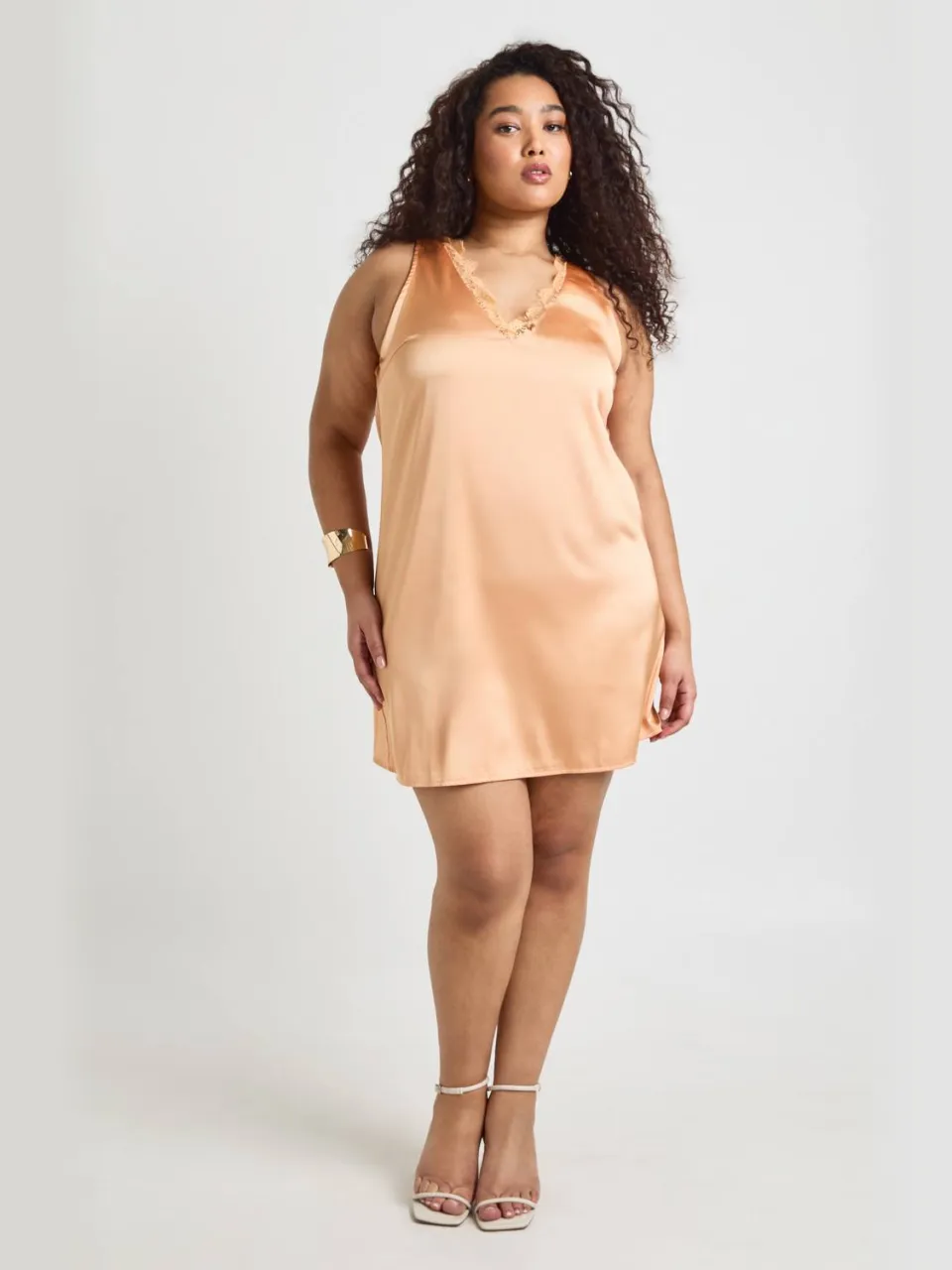 boohoo Dames Plus Satijnen Shift Jurk Met Diepe V-hals En Kanten Rand oranje, foto 3