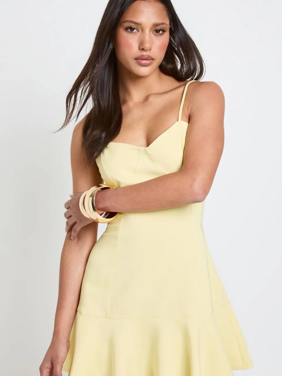 boohoo Dames Stretch Crêpe Cami Jurk Met Buste Cup En Ruche Zoom Mini citroen, foto 3