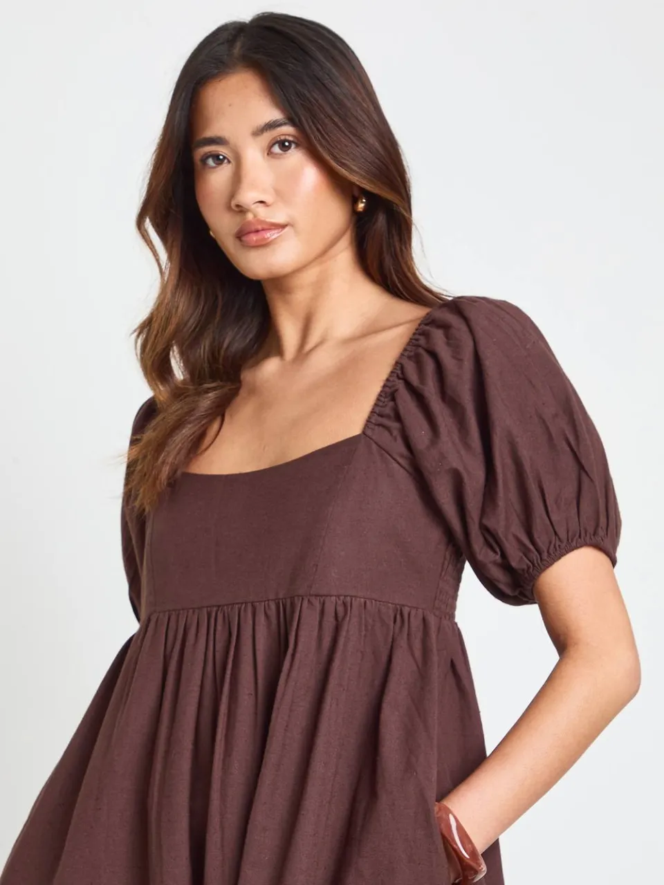 boohoo Dames Linnen Maxi Jurk Met Pofmouwen En Gerimpeld Lijfje chocoladebruin, foto 3