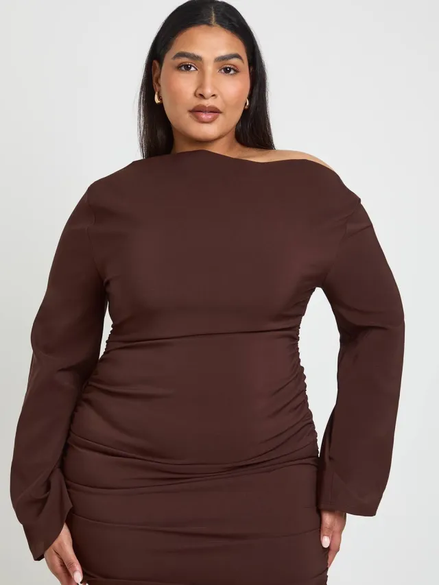 boohoo Dames Plus Jurk Met Uitlopende Mouwen, Off-shoulder En Plooien chocoladebruin, foto 2
