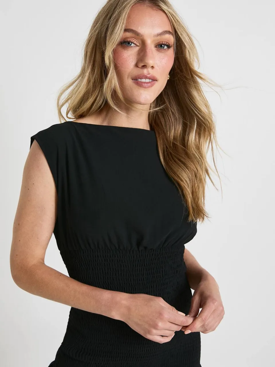 boohoo Dames Kleine minijurk met gerimpelde taille en ruchezoom zwart, foto 4