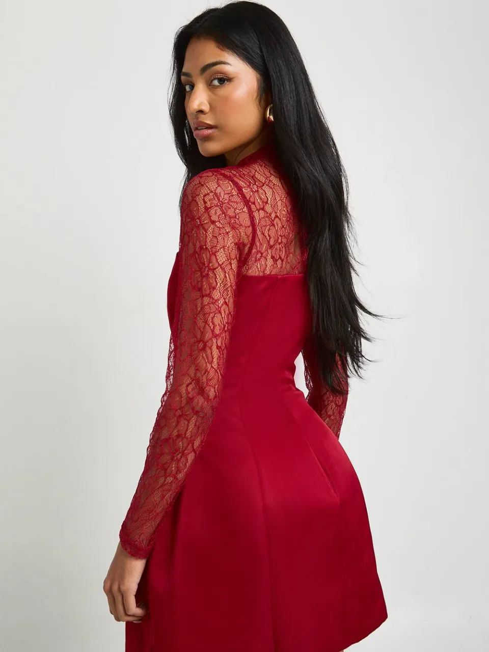boohoo Dames Gestructureerde mini-jurk met hoge hals, kant en satijn bordeaux rood, foto 2