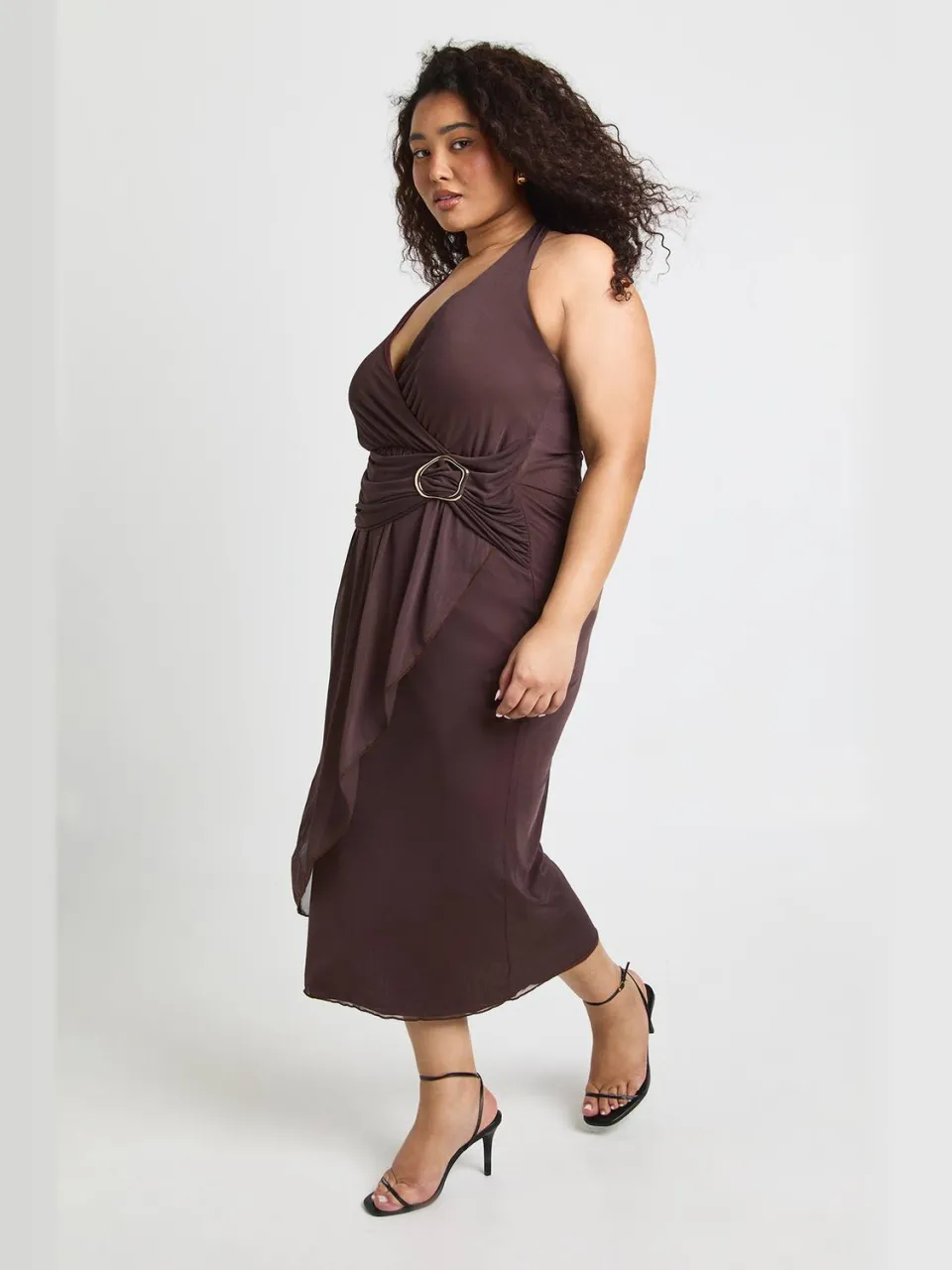 boohoo Dames Plus Halter Goudkleurige Trim Geplooid Midaxi, foto 2