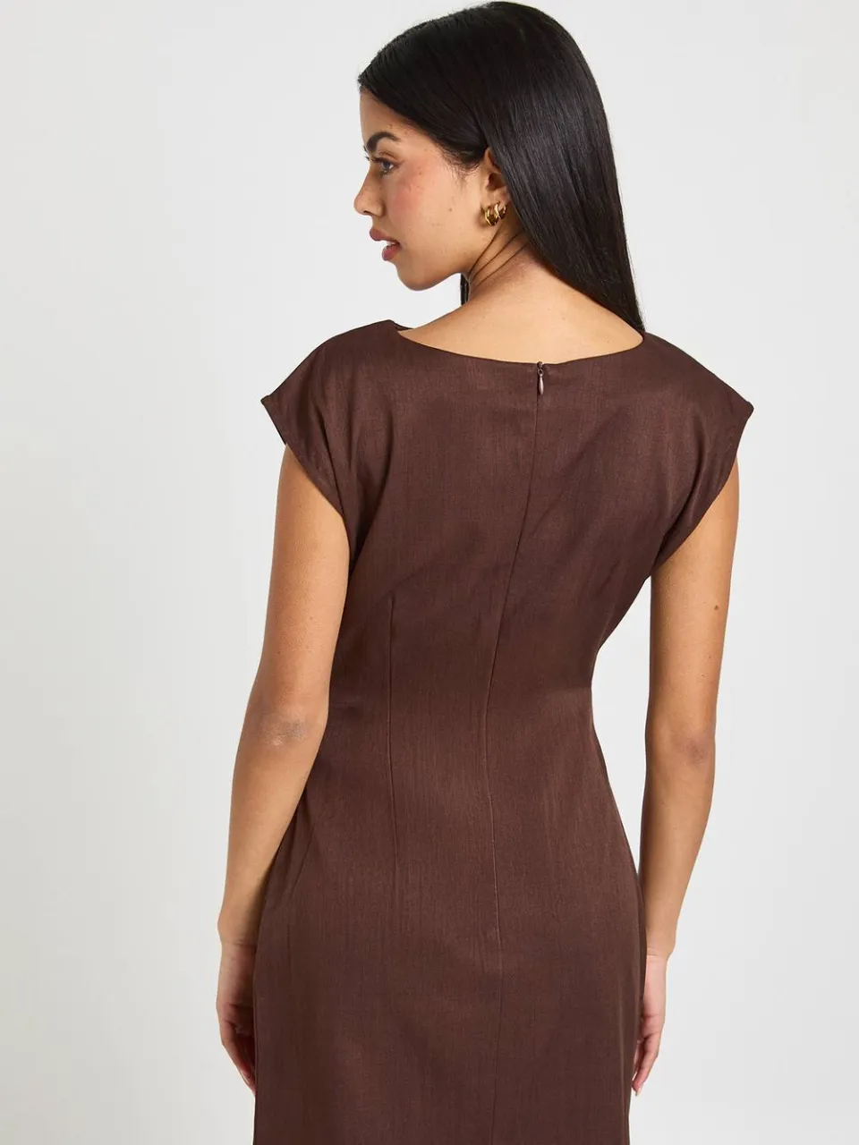 boohoo Dames Asymmetrische Hals Gerimpelde Zijkant Mini Shift Jurk chocoladebruin, foto 3