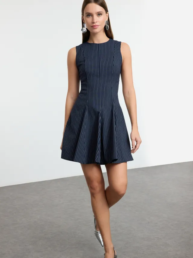 Trendyol TRENDYOLMİLLA Dames Donkerblauw Gestreept Kort / Mini Mouwloos Zakelijk Skater Jurken Marineblauw/Blauw