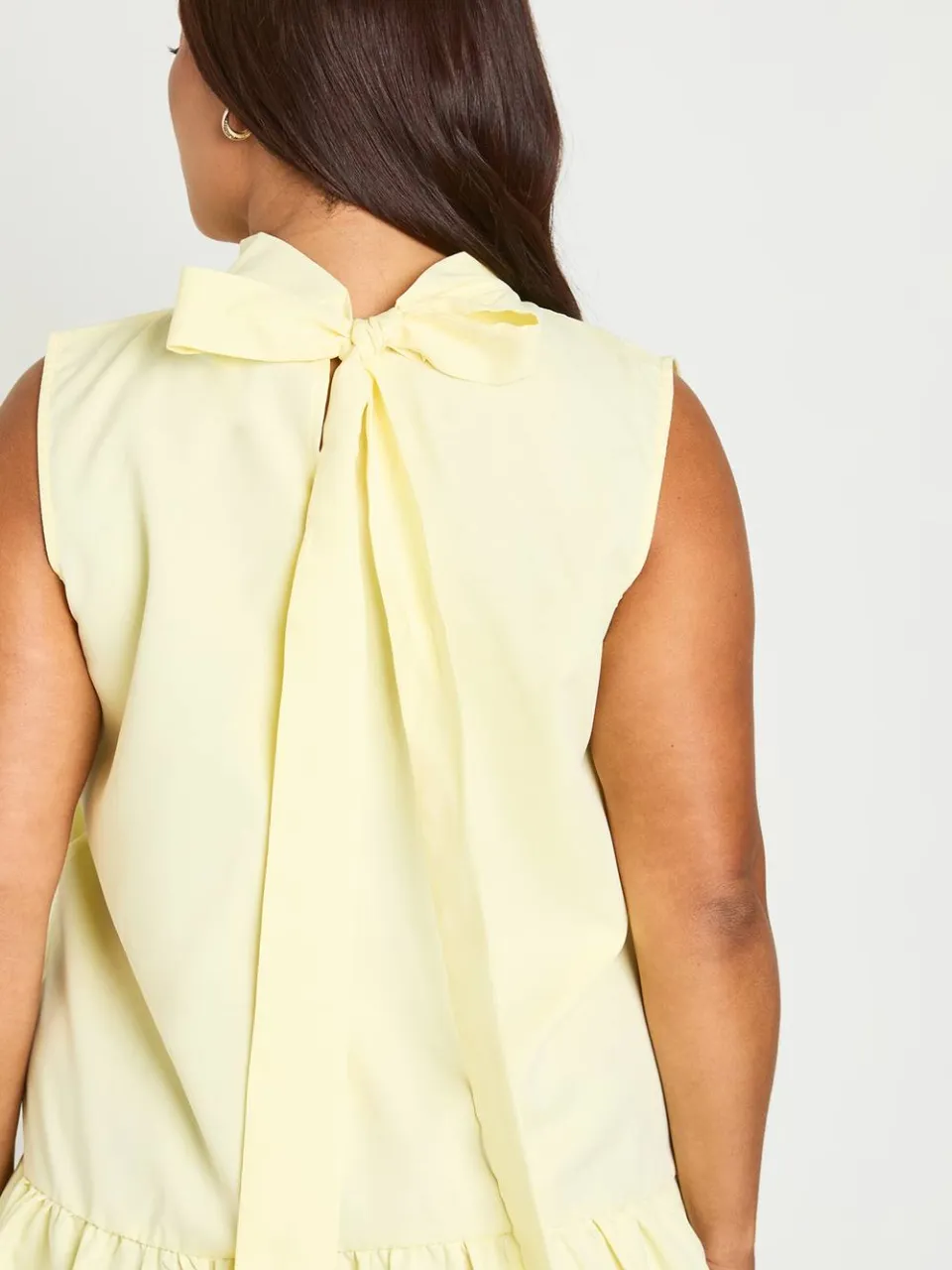 boohoo Dames Plus Hoge Hals Frill Zoom Mini Jurk citroen, foto 4