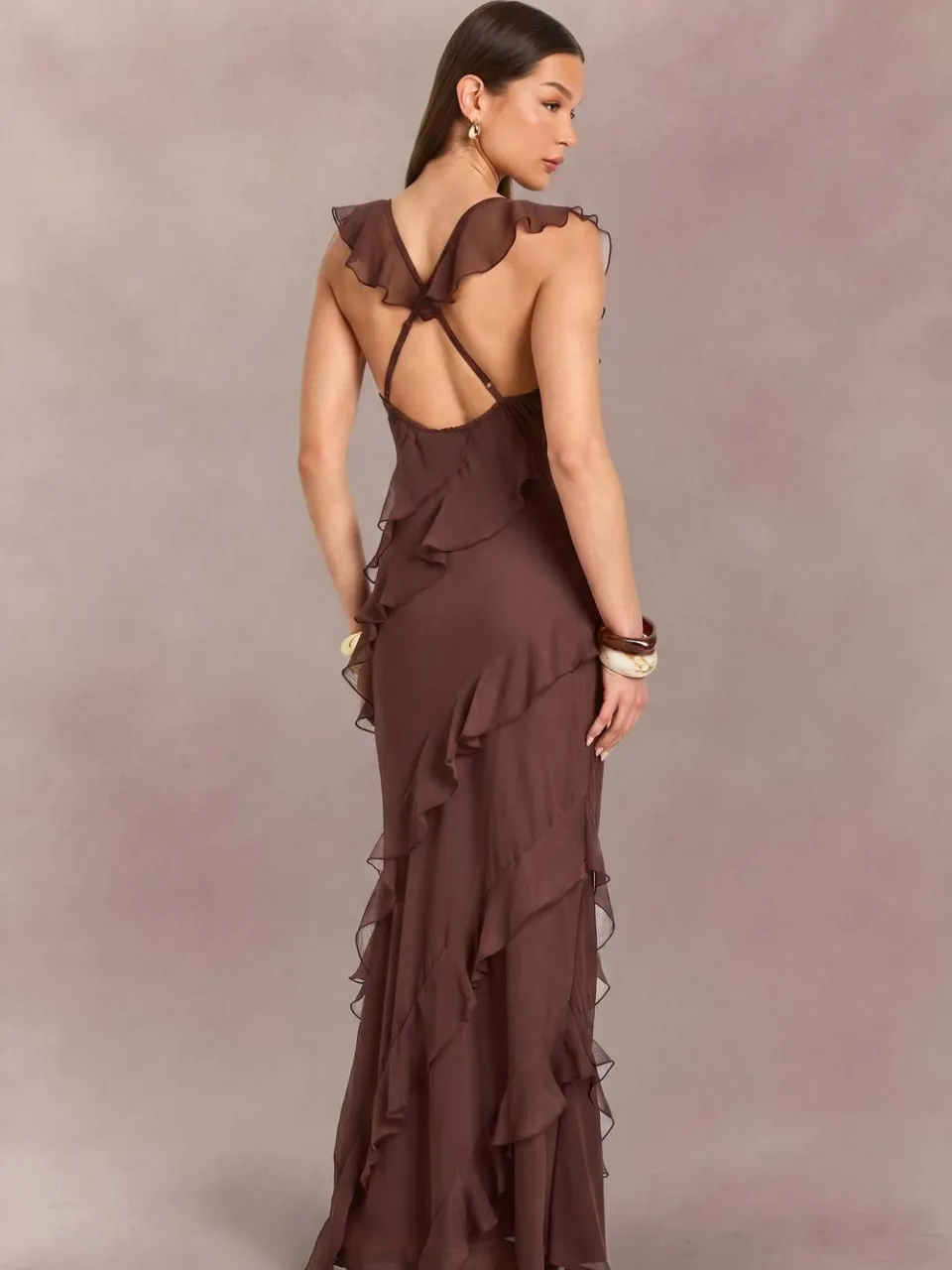boohoo Dames Toonkleurige Chiffon Maxi Jurk Met Ruche Detail En Open Rug chocoladebruin, foto 2