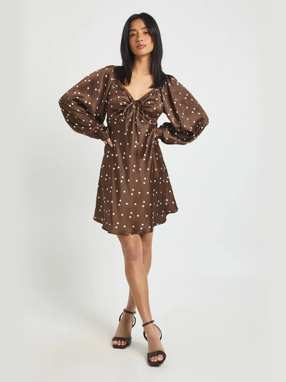 boohoo Dames Petite Polkadot Volumineuze Mouwen Satijnen Mini Jurk chocoladebruin, foto 3