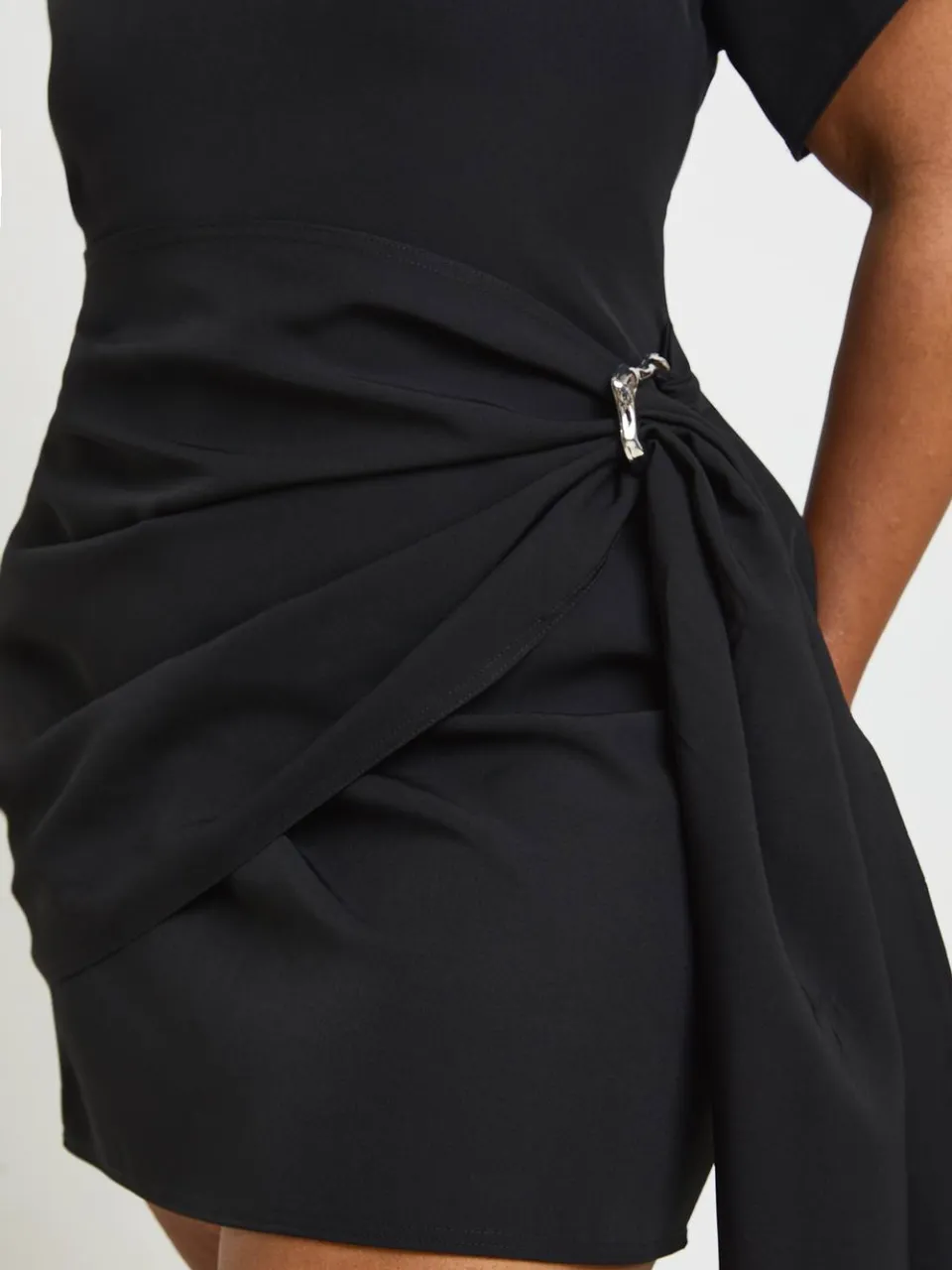 boohoo Dames Plus Mini-jurk Met Trim Detail Gedrapeerde Schouderpad zwart, foto 4