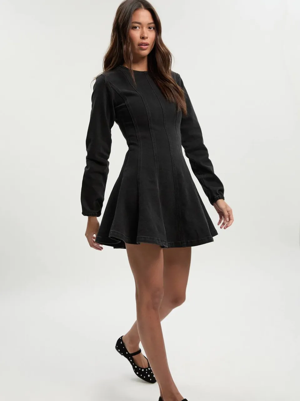 boohoo Dames Denimjurk met lange mouwen en naaddetails, foto 2