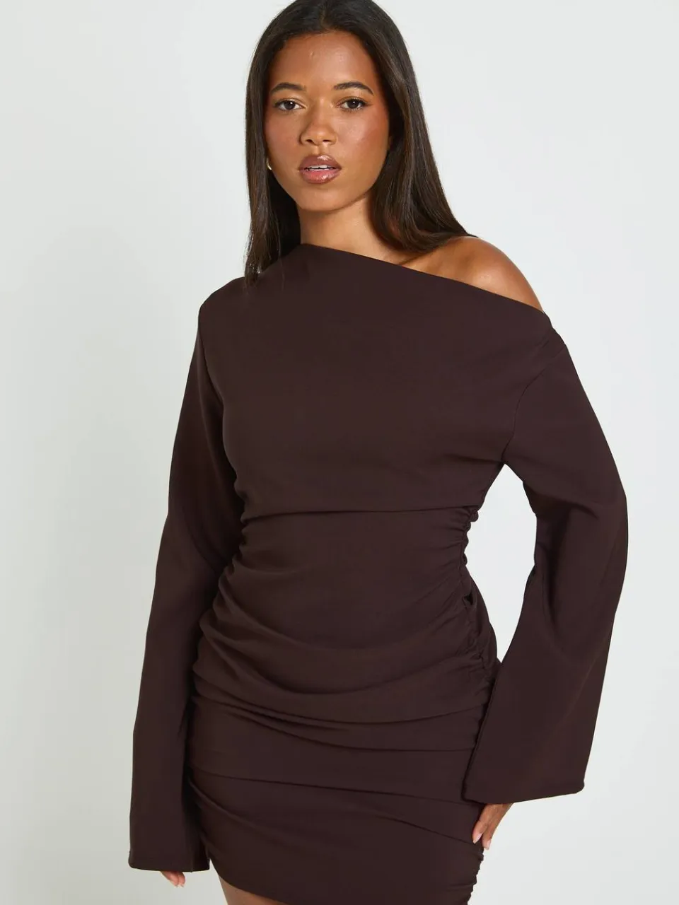 boohoo Dames Wijdvallende Mouwen Off-Shoulder Gerimpelde Mini Jurk chocoladebruin, foto 3