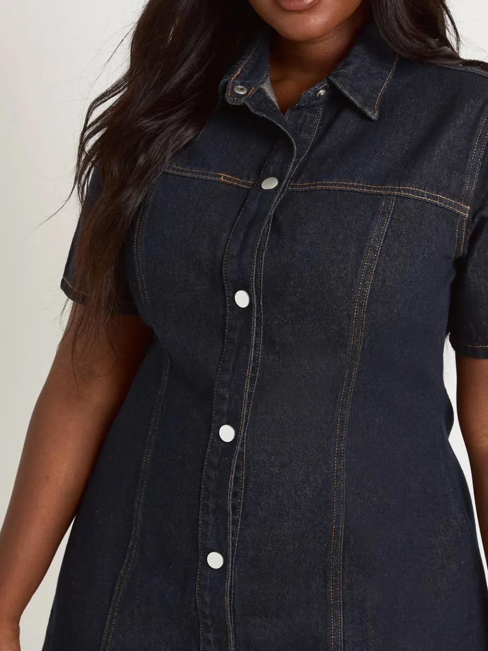 boohoo Dames Plus Korte Mouw Denim Jurk Met Getailleerde Taille, foto 4