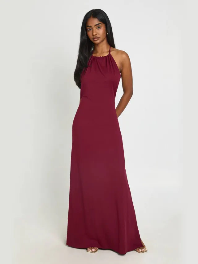 boohoo Dames Geplooide Halter Maxi Jurk Met Lage Rug En Superzacht Materiaal Bordeaux Rood