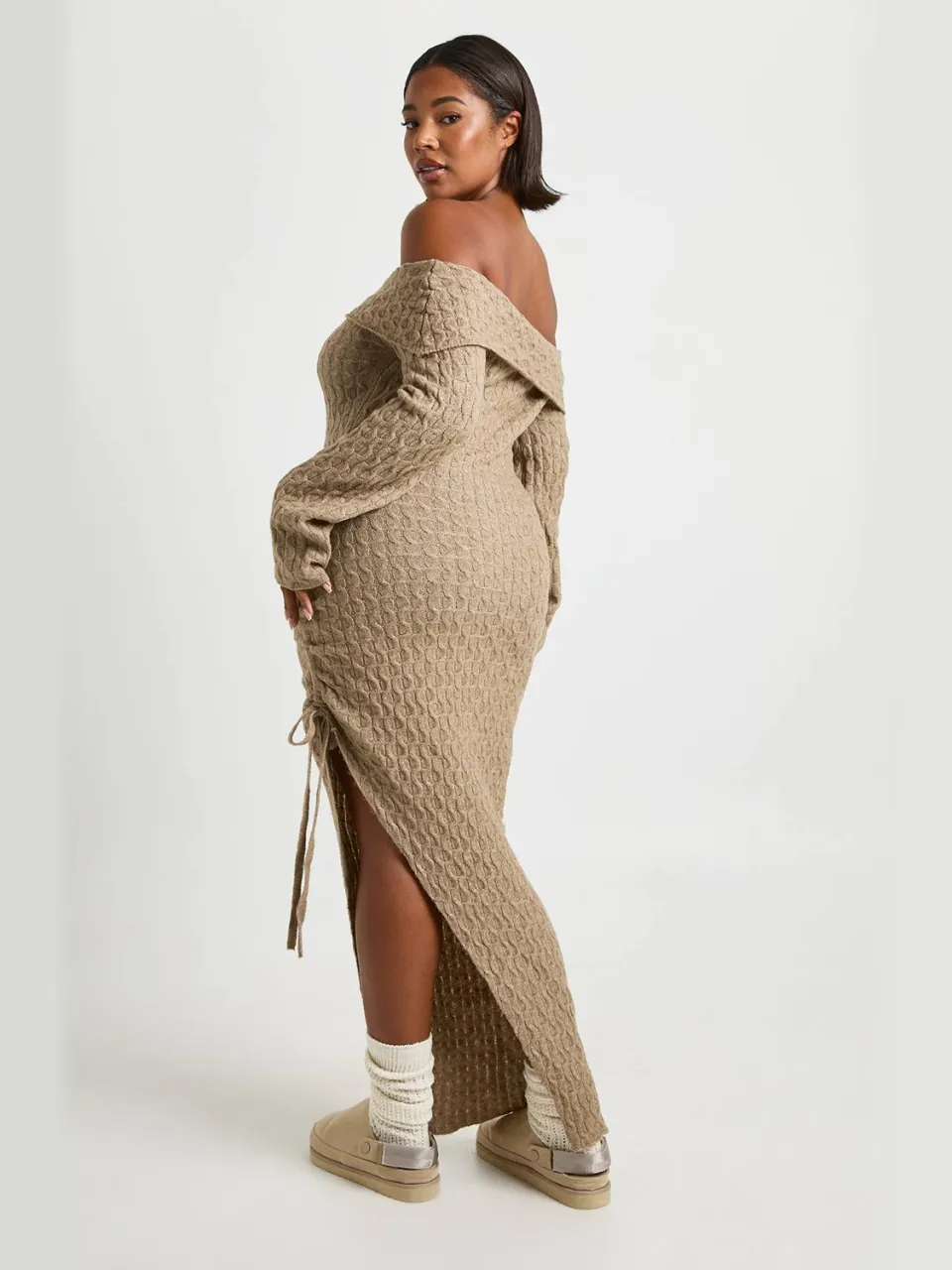 boohoo Dames Plus Soft Cable Asymmetrische Zoom Bardot Maxi Jurk mokka, foto 2