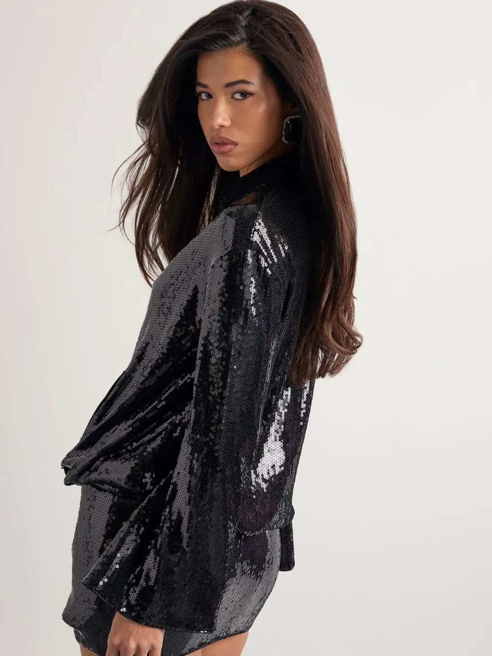 boohoo Dames Pailletten-gedrapeerde shirtjurk met uitlopende mouwen zwart, foto 2