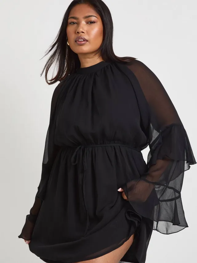 boohoo Dames Plus Chiffon Jurk Met Uitlopende Mouwen In Skater Stijl Zwart
