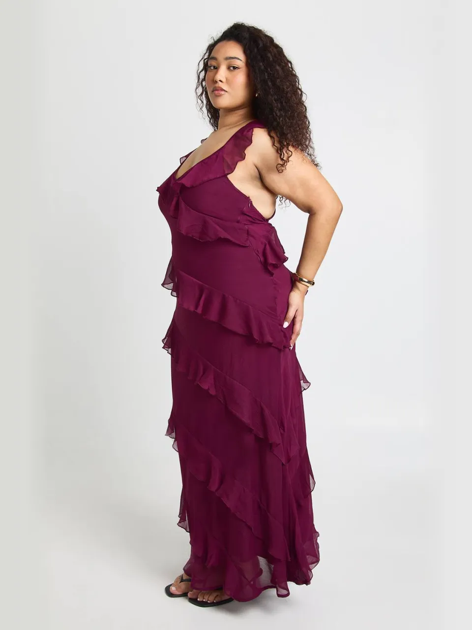 boohoo Dames Plus Chiffon Ruffle Bandjes Maxi Jurk wijn, foto 3